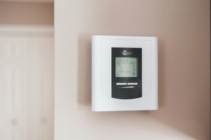 Photo by Erik Mclean: https://www.pexels.com/photo/white-thermostat-hanging-on-the-wall-7616651/ Photo by Erik Mclean: https://www.pexels.com/photo/white-thermostat-hanging-on-the-wall-7616651/